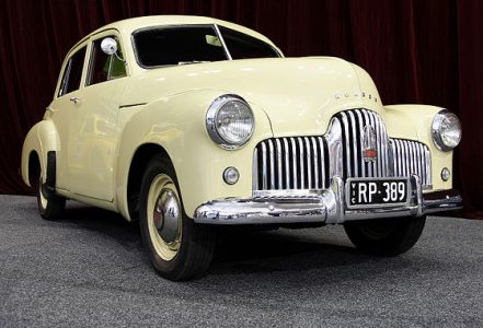 560px-1949_Holden_48-215_sedan_01
